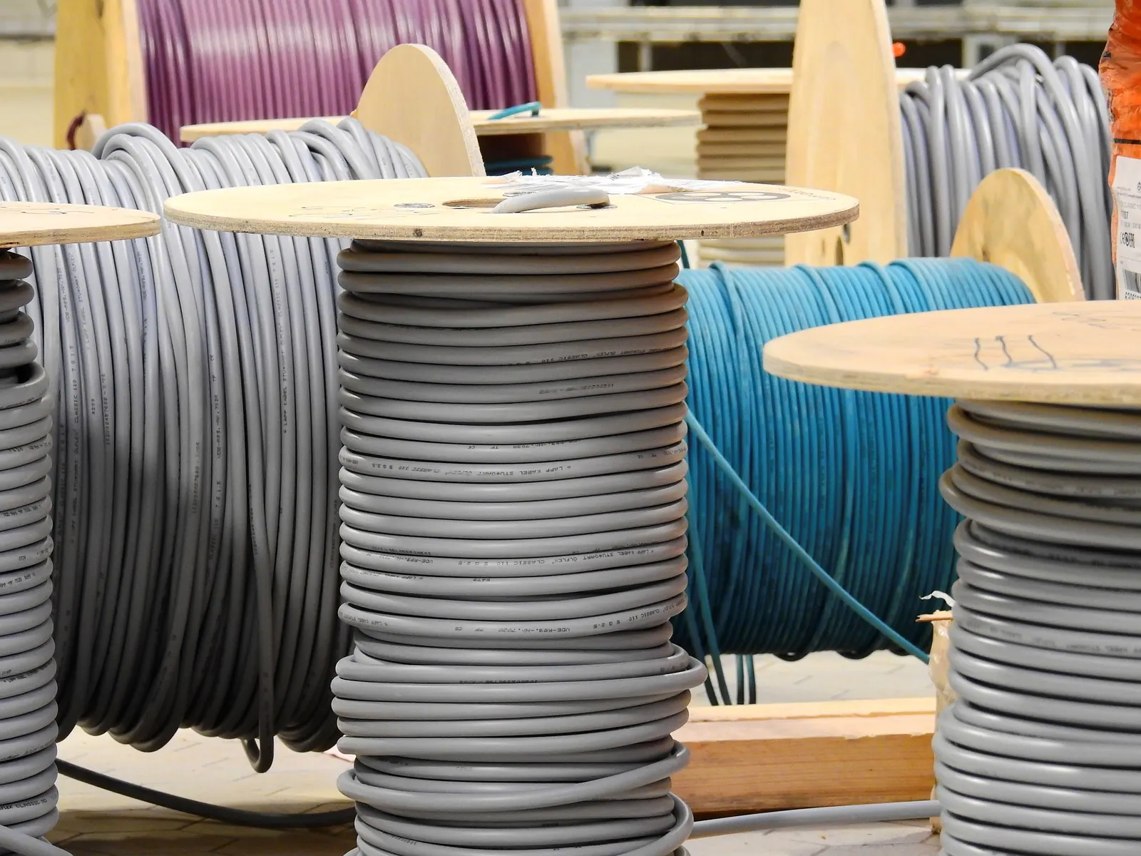 Bobines de câbles électriques utilisés pour le remplacement de panneaux et l'ajout de circuits