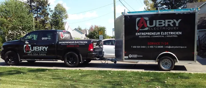 Camion et remorque lettrés d'Aubry Électrique