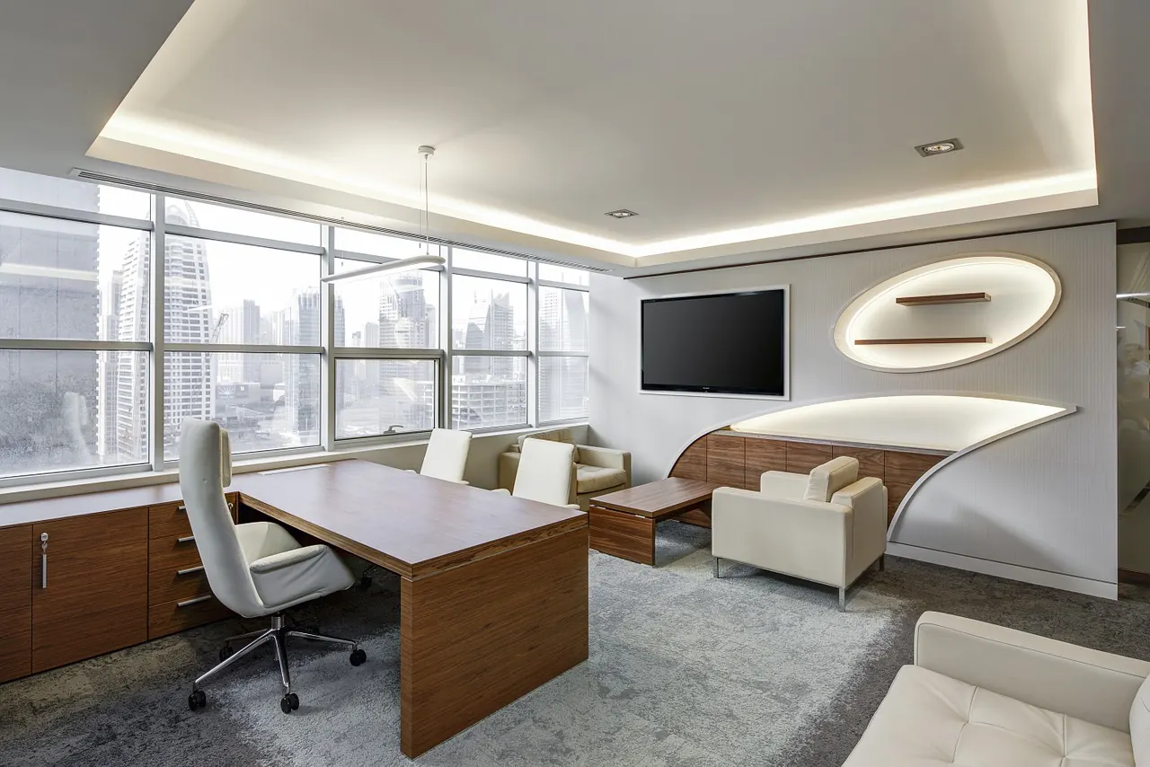 Bureau commercial moderne avec éclairage intégré au plafond