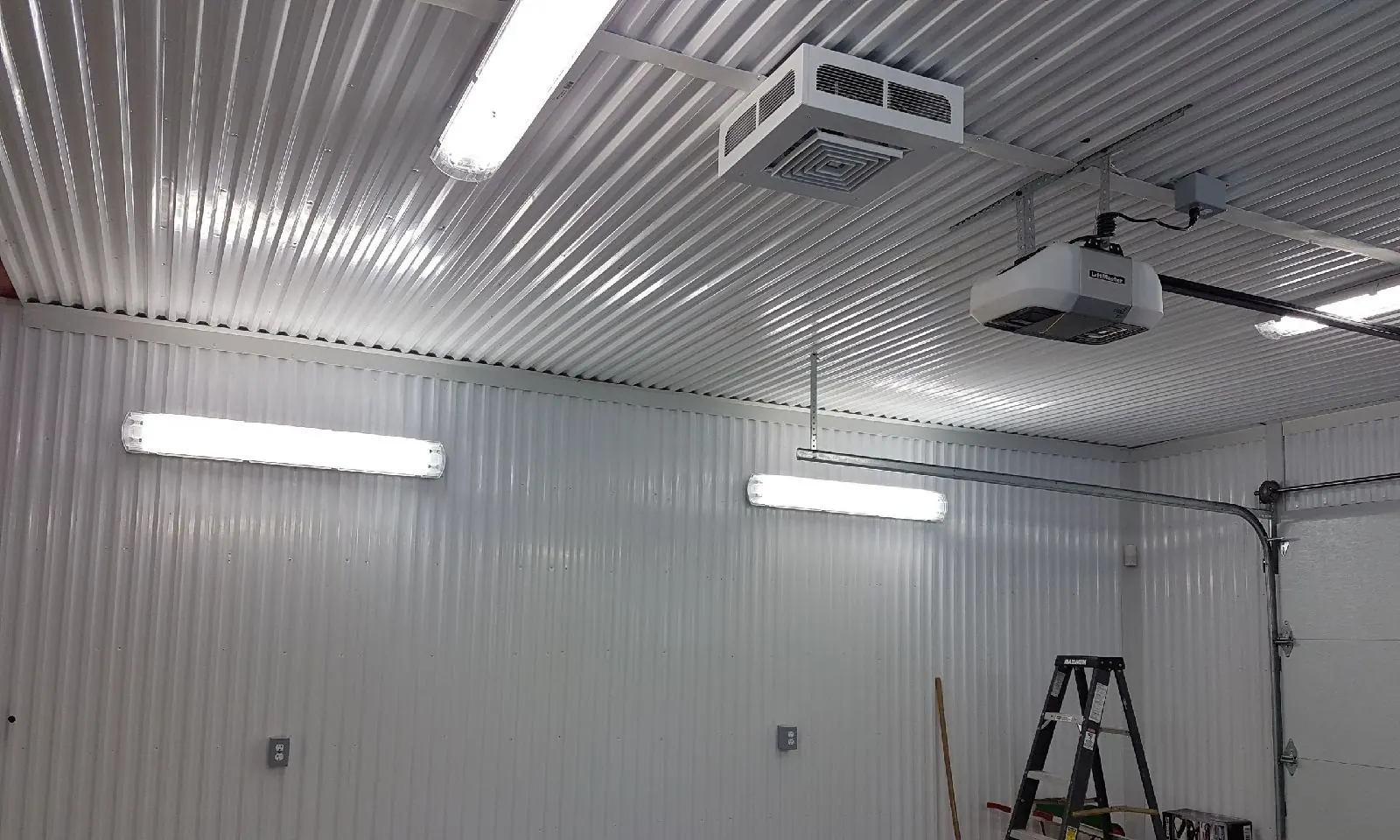 Garage éclairé par des luminaires DEL après un relampage complet
