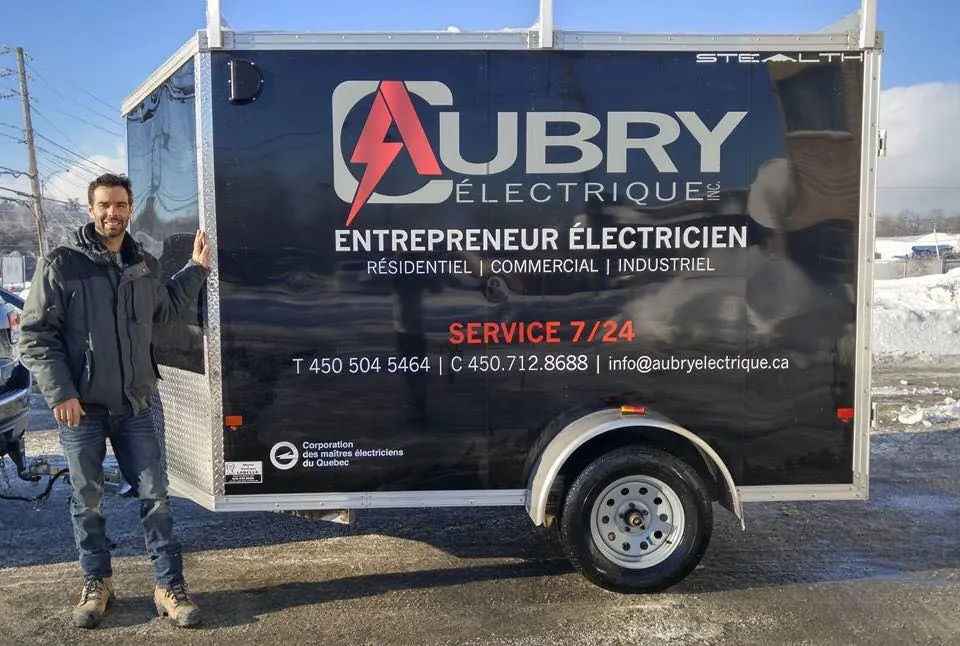 Pascal Aubry, maître électricien, à côté de la remorque d'Aubry Électrique